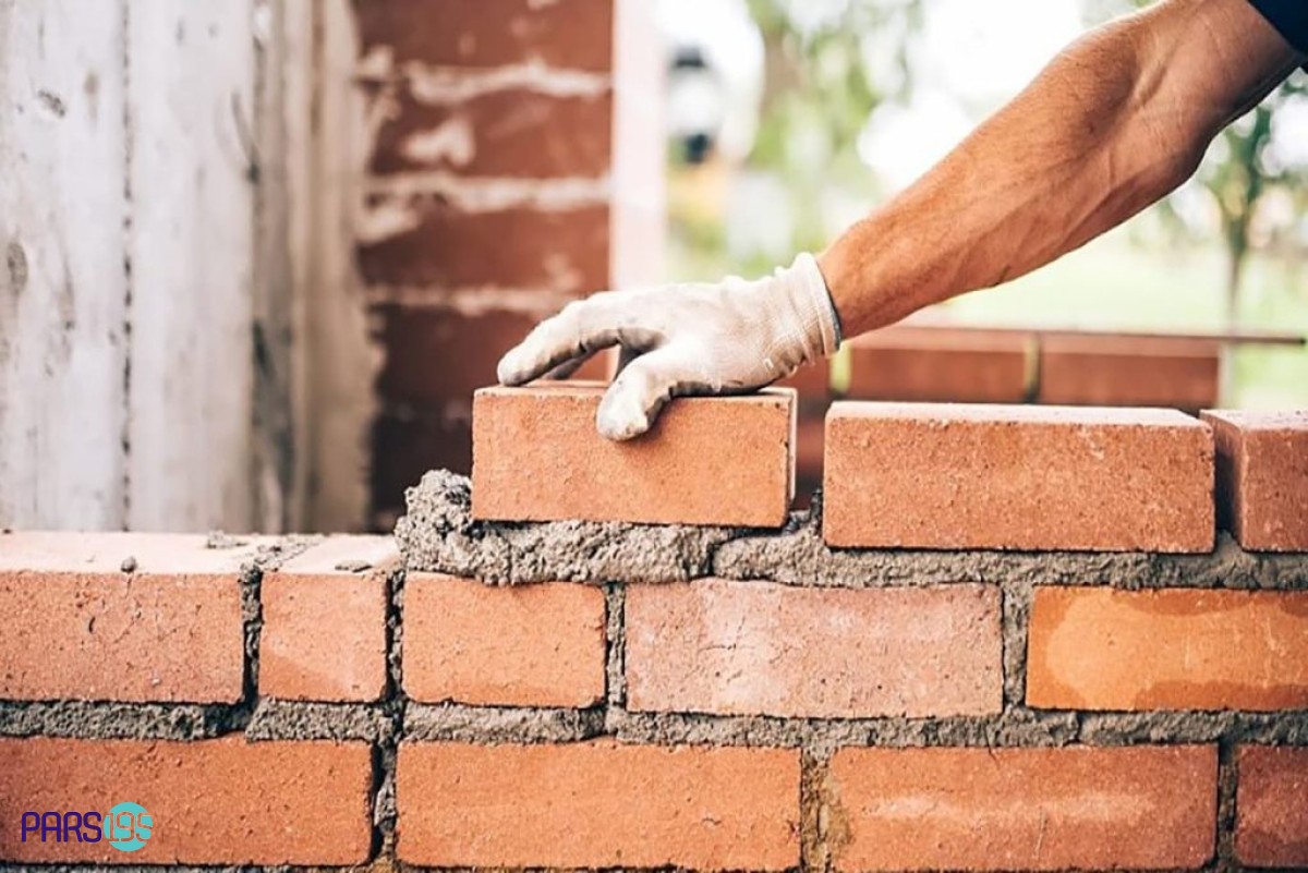 استاد کار دیوار چینی با آجر