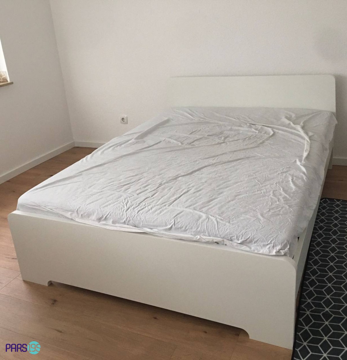 یک تخت یک و نیم نفره با تشک و یک کمد