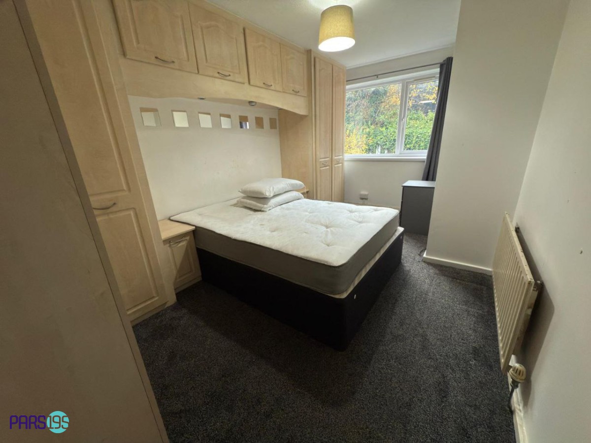 اجاره اتاق در واحد 4 خوابه مبله در Kempton Park Road